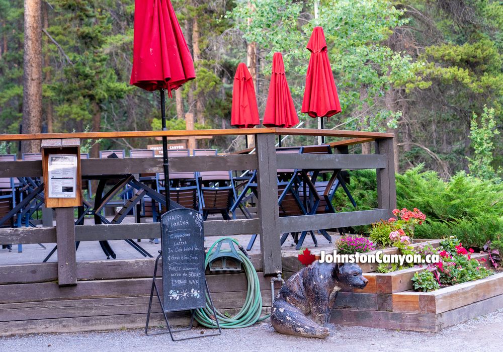 Johnston Canyon Lodge and Bungalows Dining Patio